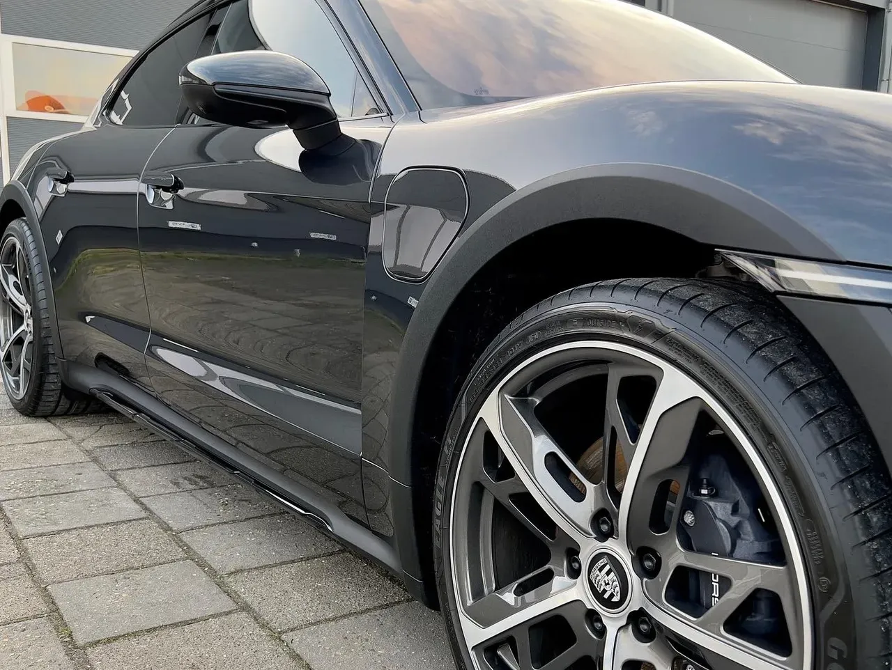 Glanzende auto klaar voor verkoop